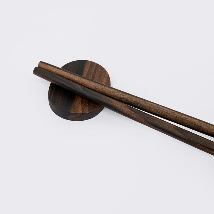 Rotating view highlighting the choopsticks's features