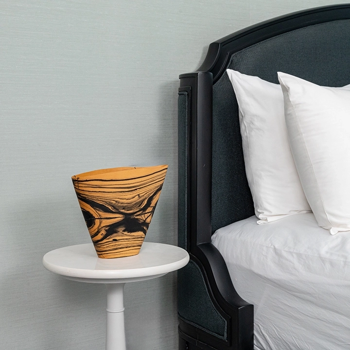 Rotating view highlighting the vase's features.