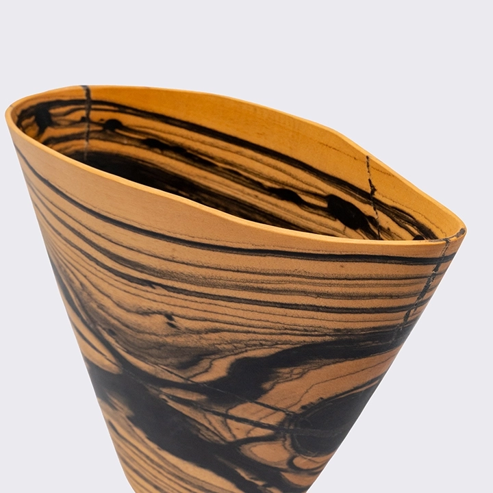 Rotating view highlighting the vase's features.