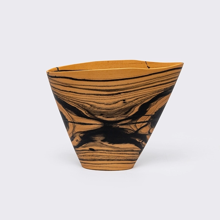 Rotating view highlighting the vase's features.