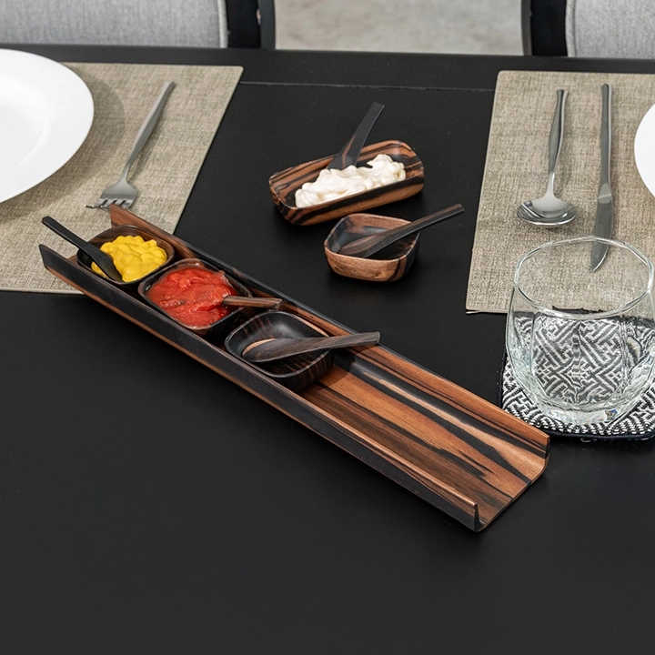 Rotating view highlighting the condiment's features.