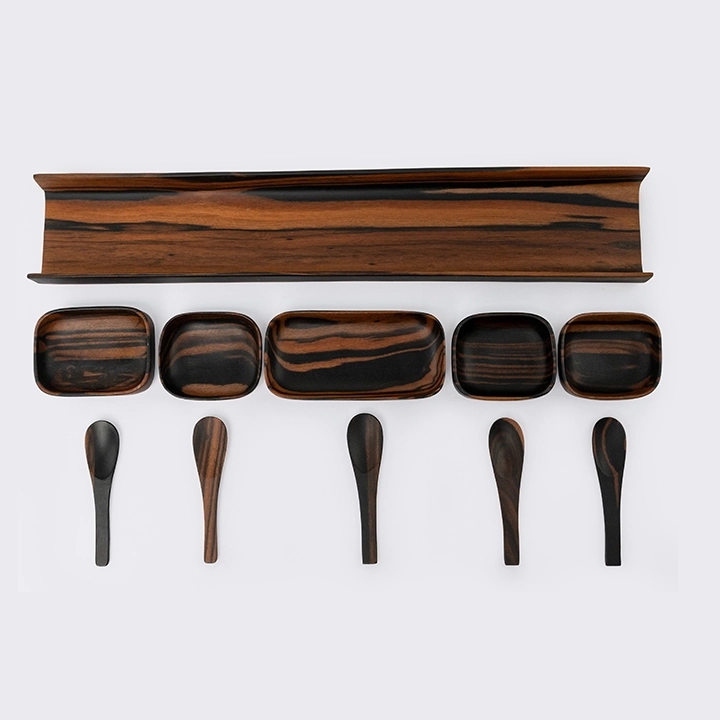 Rotating view highlighting the condiment's features.