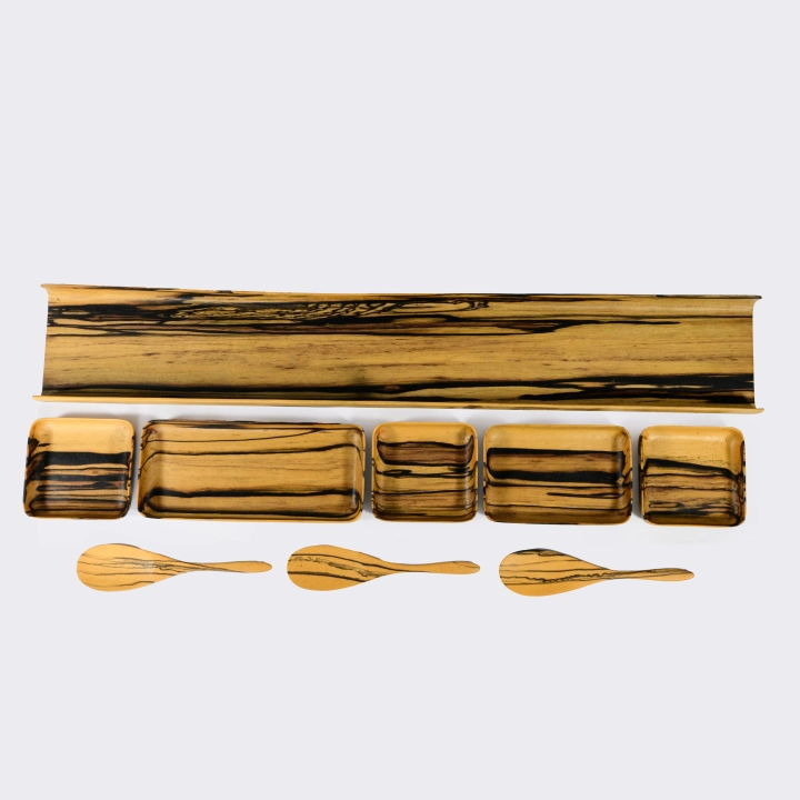 Rotating view highlighting the condiment's features.