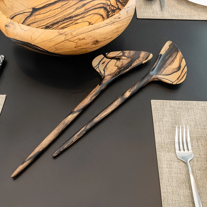 Rotating view highlighting the server's features.