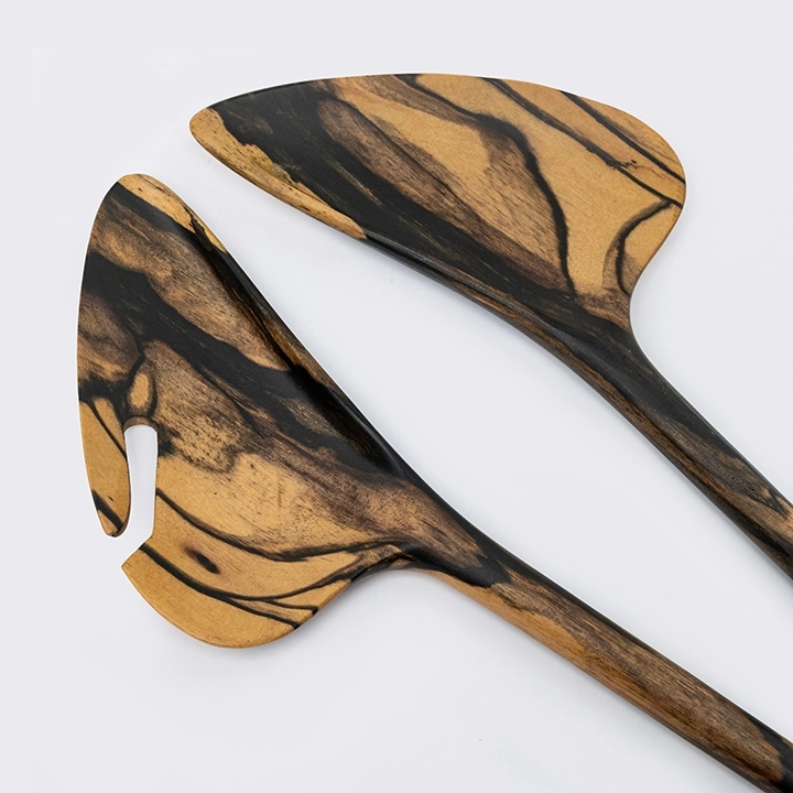 Detail picture of the salad server