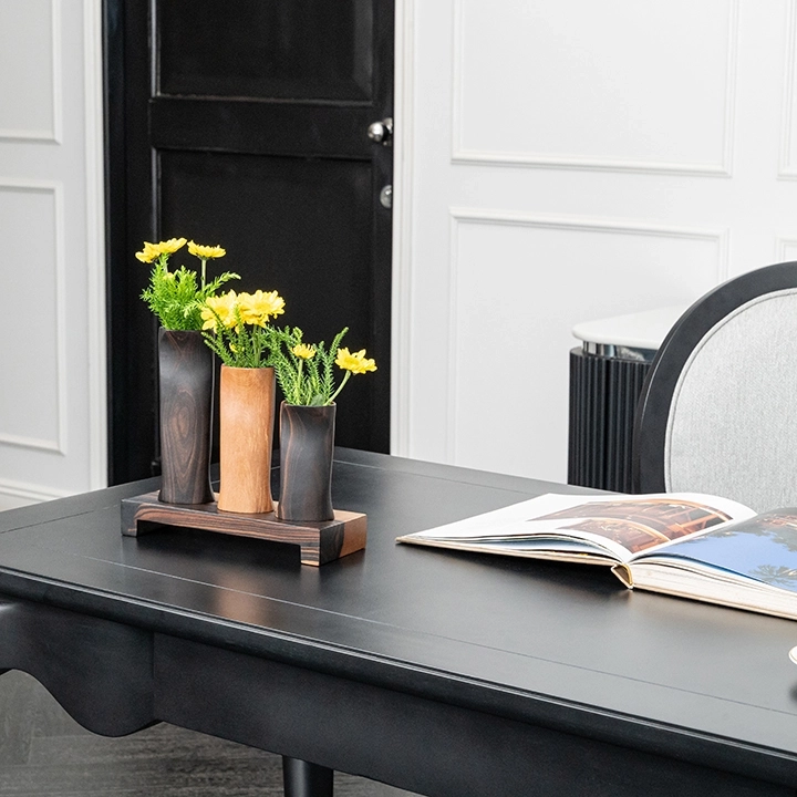 Rotating view highlighting the vase's features.