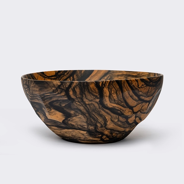 Rotating view highlighting the bowl's features.