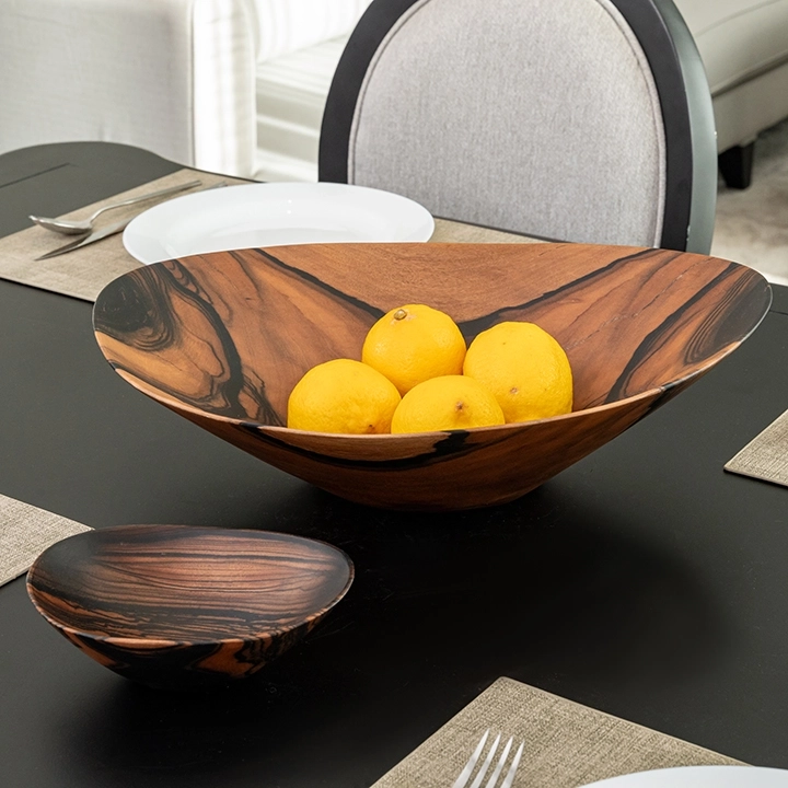 Rotating view highlighting the bowl's features.