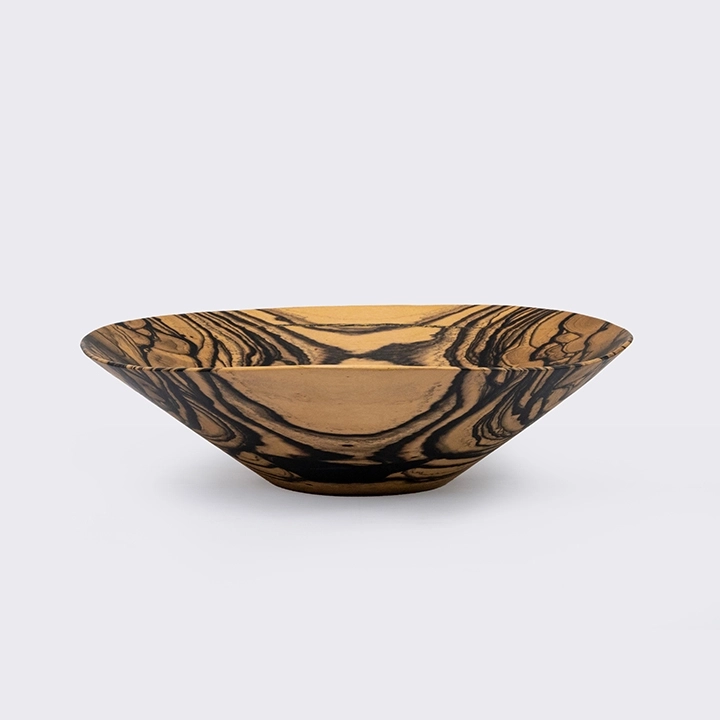 Rotating view highlighting the bowl's features.