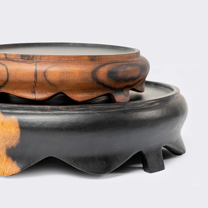 Detail studio picture of the round stand for Buddha set.2