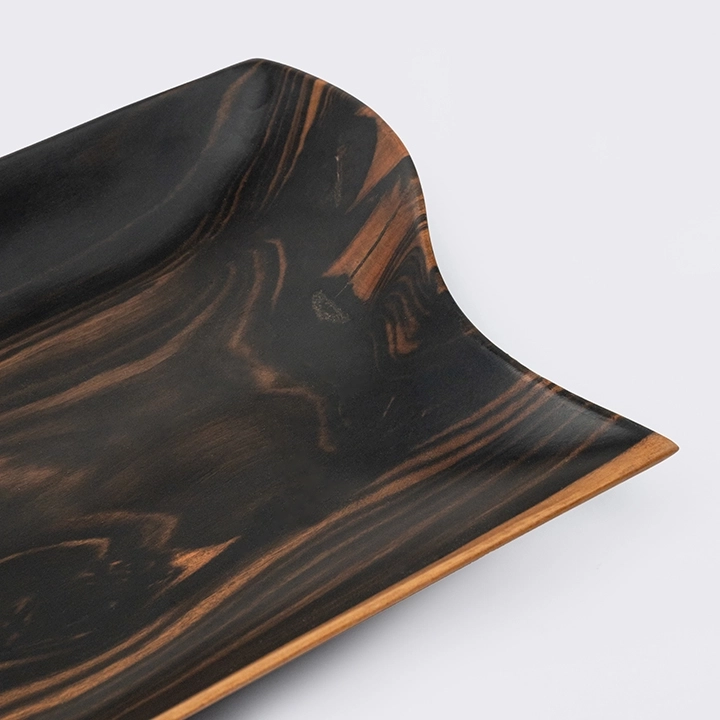 Detail studio picture of the wavy platter