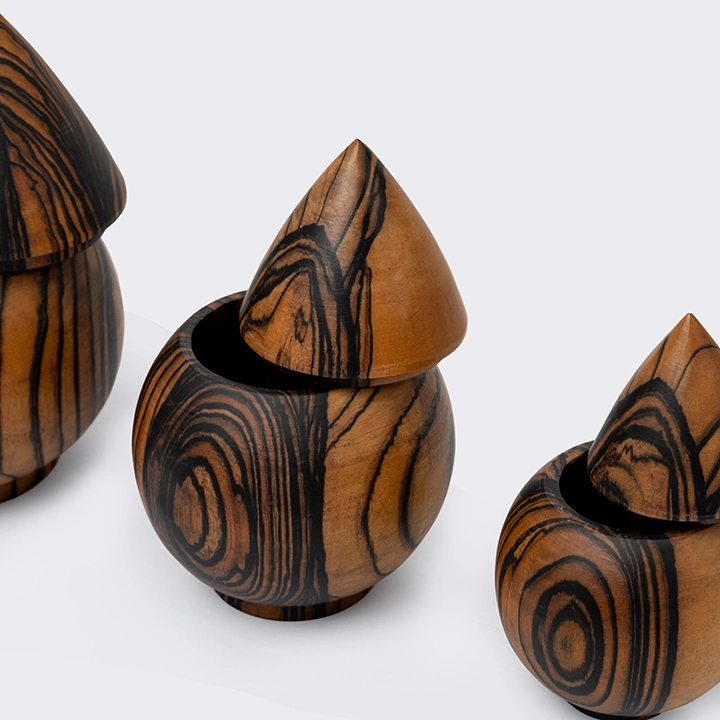 Rotating view highlighting the jar's features.