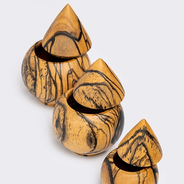 Rotating view highlighting the jar's features.