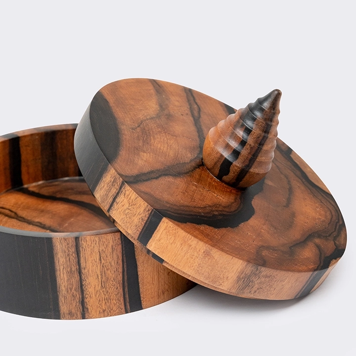 Rotating view highlighting the box's features.