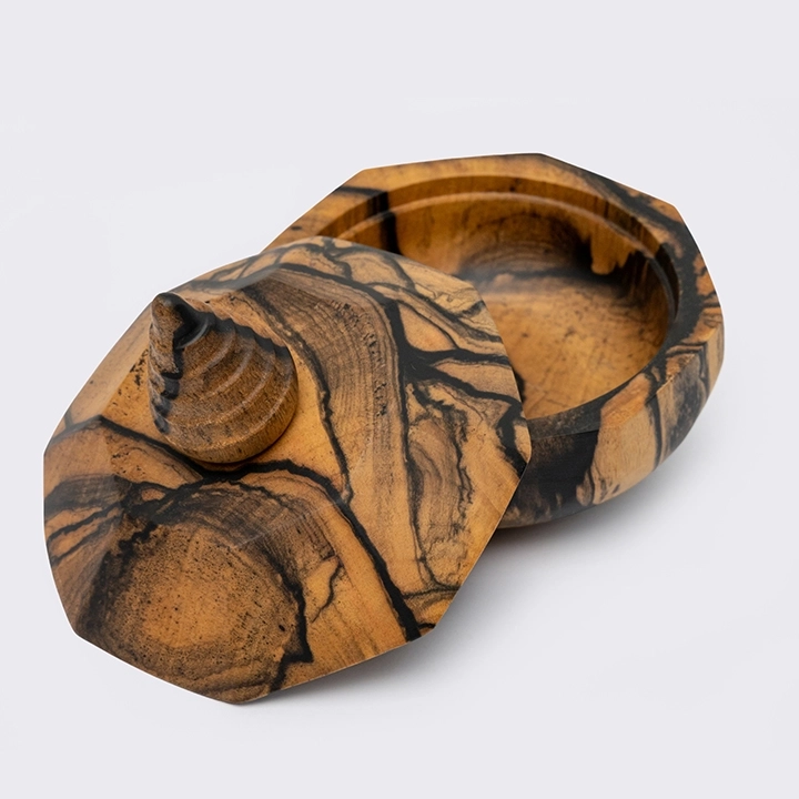 Detail studio picture of the Octagonal Box 