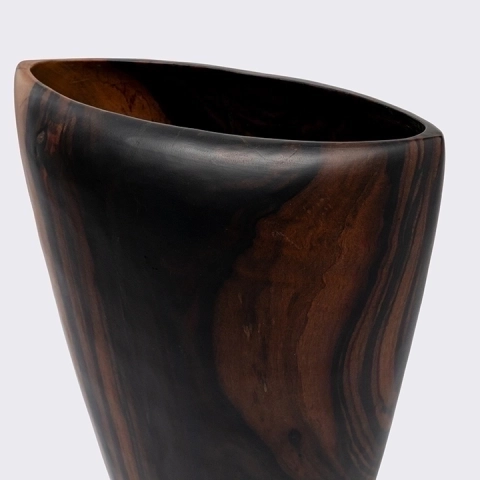 Detail studio picture of the Oval Curved Edge Vase