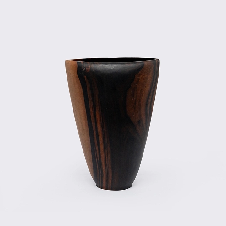 Studio picture of the Oval Curved Edge Vase