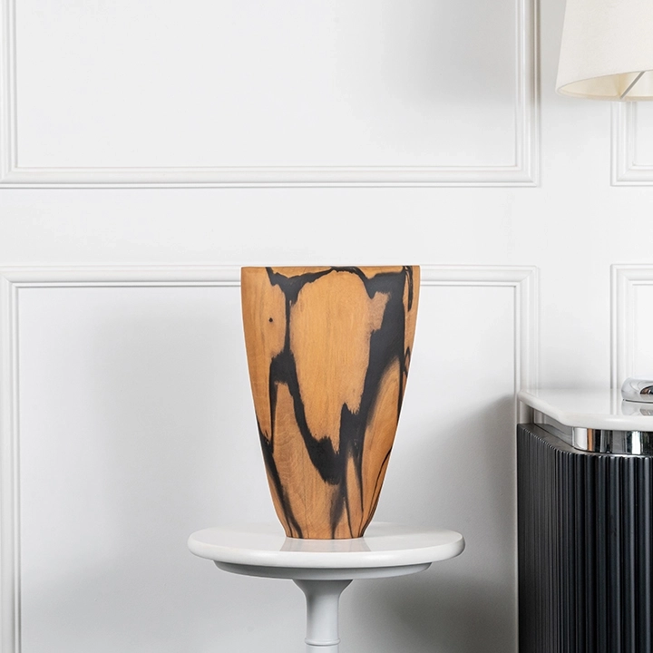 Picture in situ of the Oval Curved Edge Vase