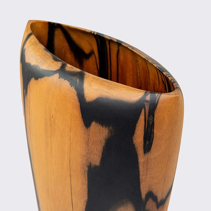 Detail studio picture of the Oval Curved Edge Vase