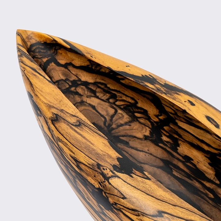 Detail studio picture of the Oval Curved Edge bowl