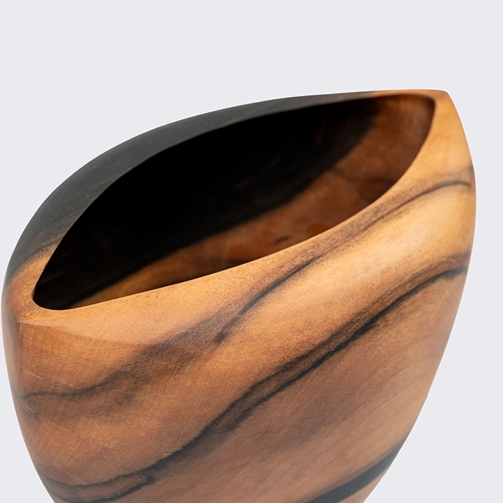 Rotating view highlighting the bowl's features.