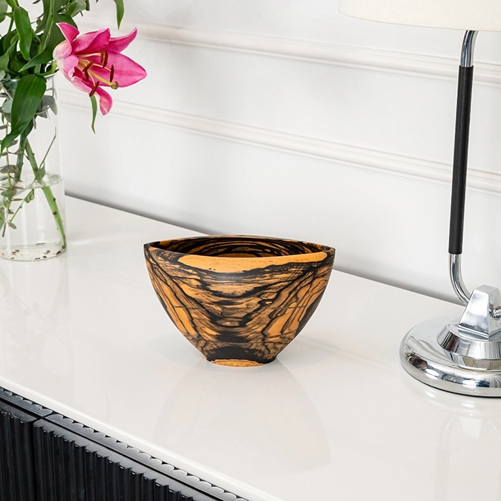 Rotating view highlighting the bowl's features.