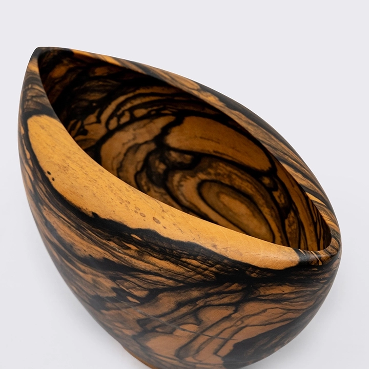 Rotating view highlighting the bowl's features.