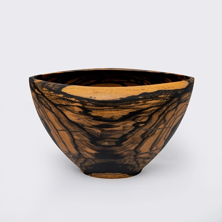 Rotating view highlighting the bowl's features.