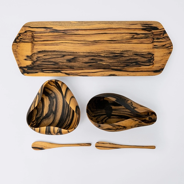 Detail studio picture of the Bowls & matching Spoons