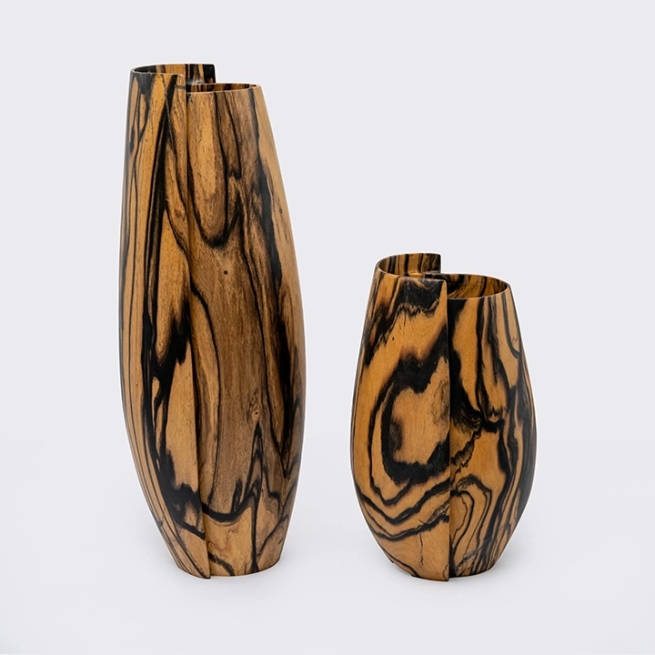 Rotating view highlighting the vase's features