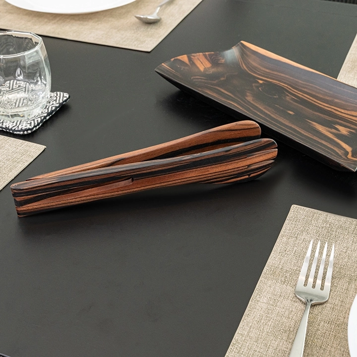 Detail studio picture of the Tongs