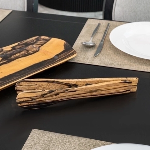 Picture in situ of the Tongs