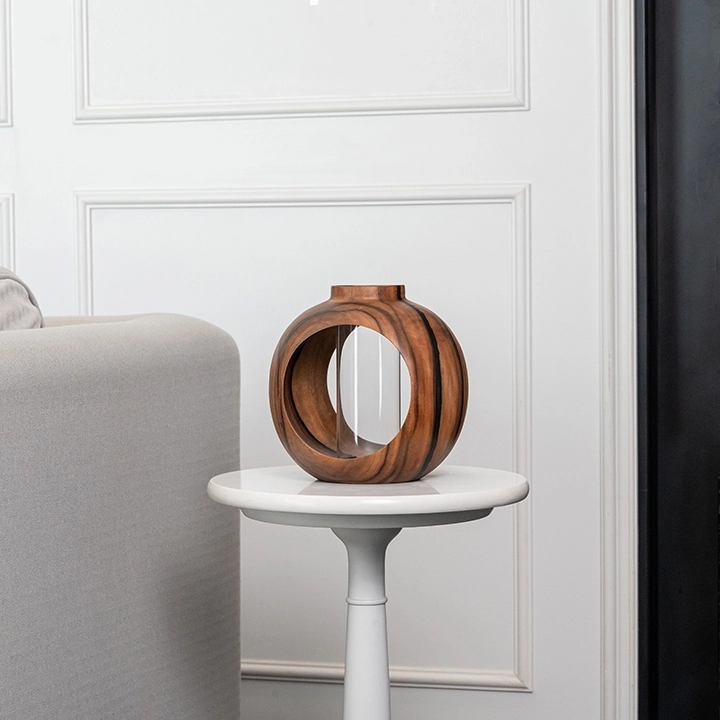 Rotating view highlighting the vase's features.