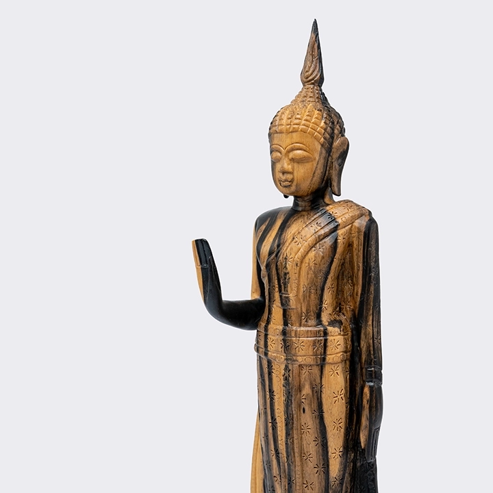 Rotating view highlighting the sculpture's features.