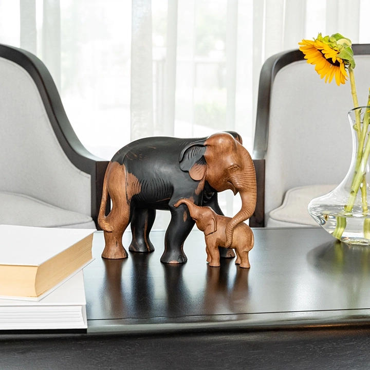 Studio picture of the elephant sculpture