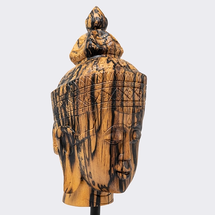 Rotating view highlighting the buddha sculpture's features