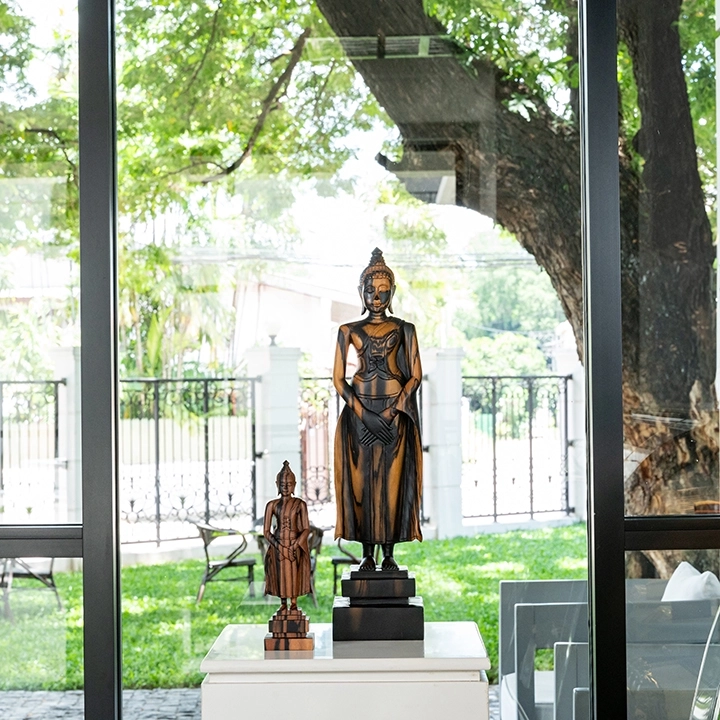 Rotating view highlighting the sculpture's features