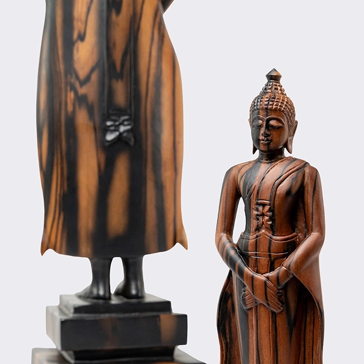 Rotating view highlighting the sculpture's features