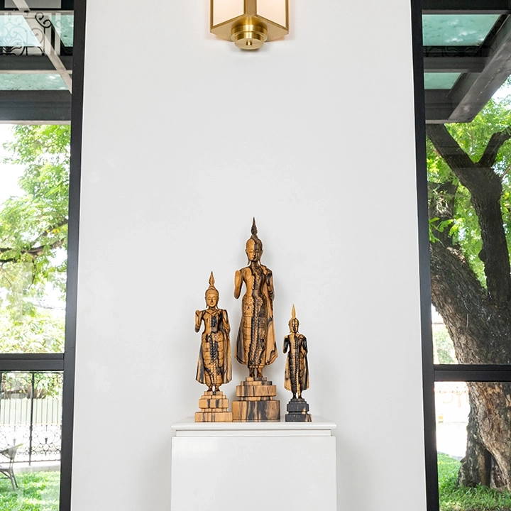 Rotating view highlighting the buddha sculpture's features.