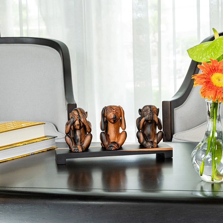 Rotating view highlighting the Monkey'sculpture's features.