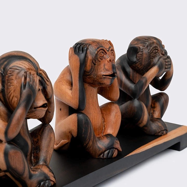 Rotating view highlighting the Monkey'sculpture's features.