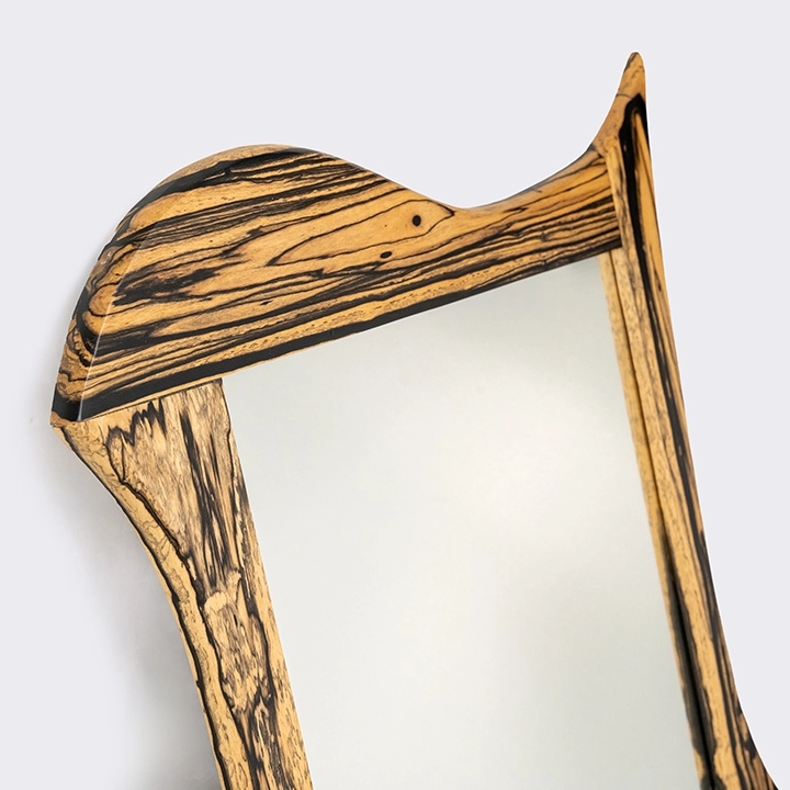 detail studio picture of the Mirror