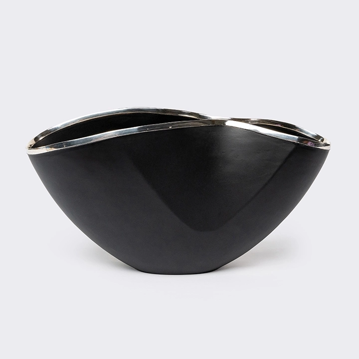 Rotating view highlighting the bowl's features.