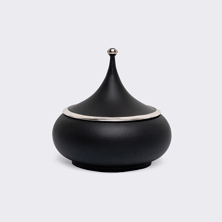 Rotating view highlighting the box's features