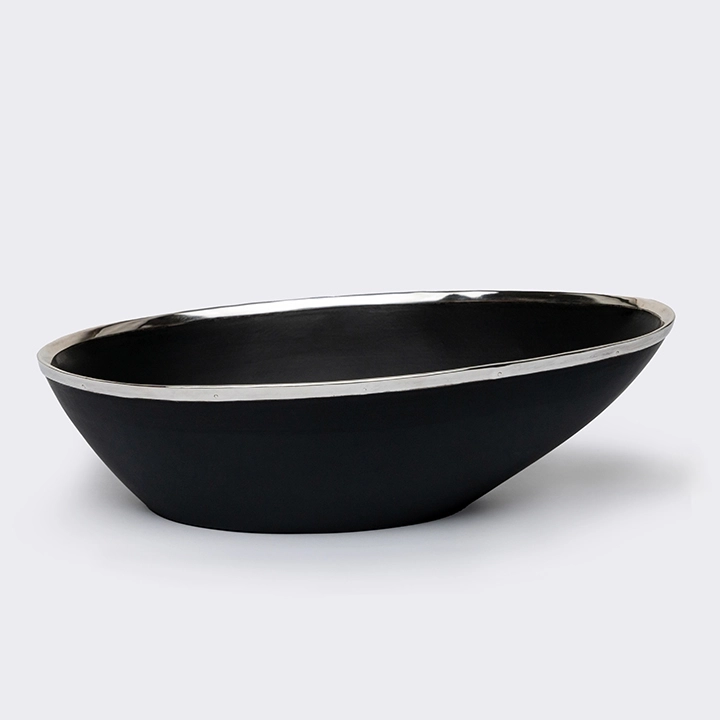 Rotating view highlighting the bowl's features.