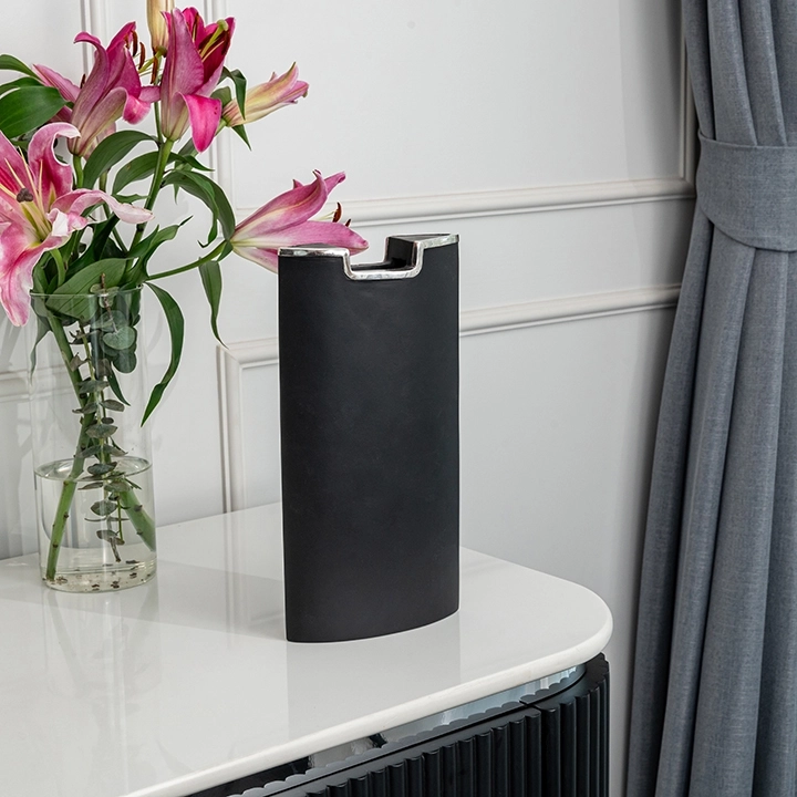 Rotating view highlighting the vase's features.