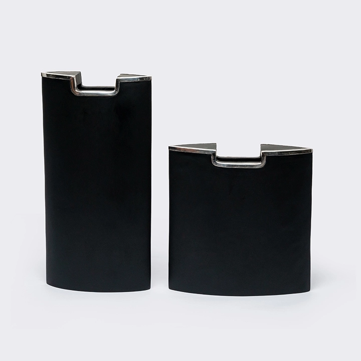 Rotating view highlighting the vase's features.