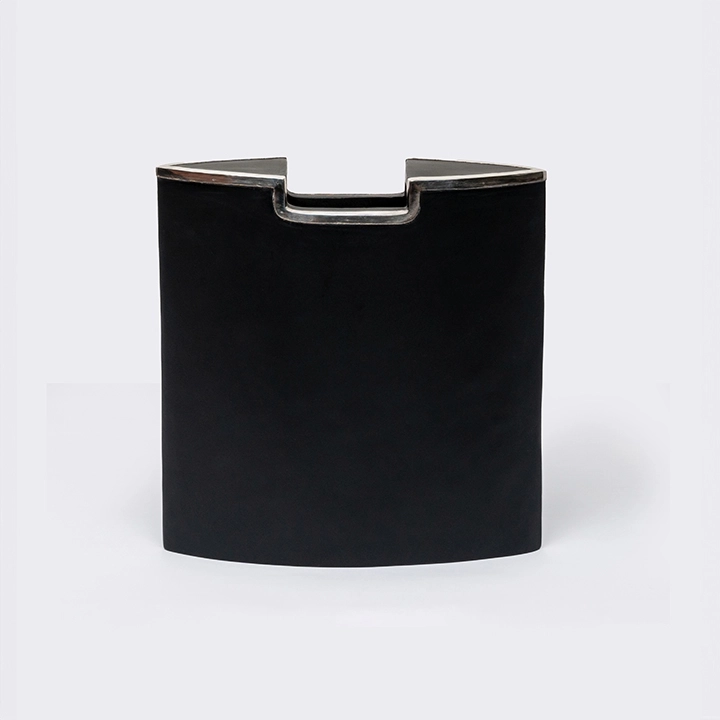 Rotating view highlighting the vase's features.