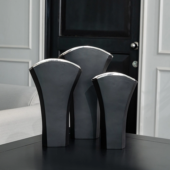 Rotating view highlighting the vase's features.