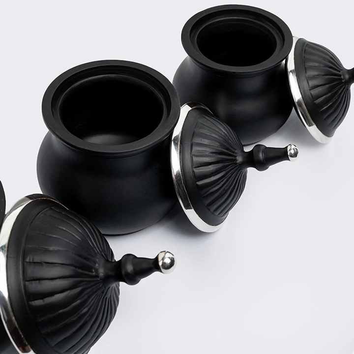 Rotating view highlighting the jar's features.